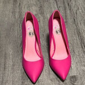 NEW fuchsia pump heels 👠